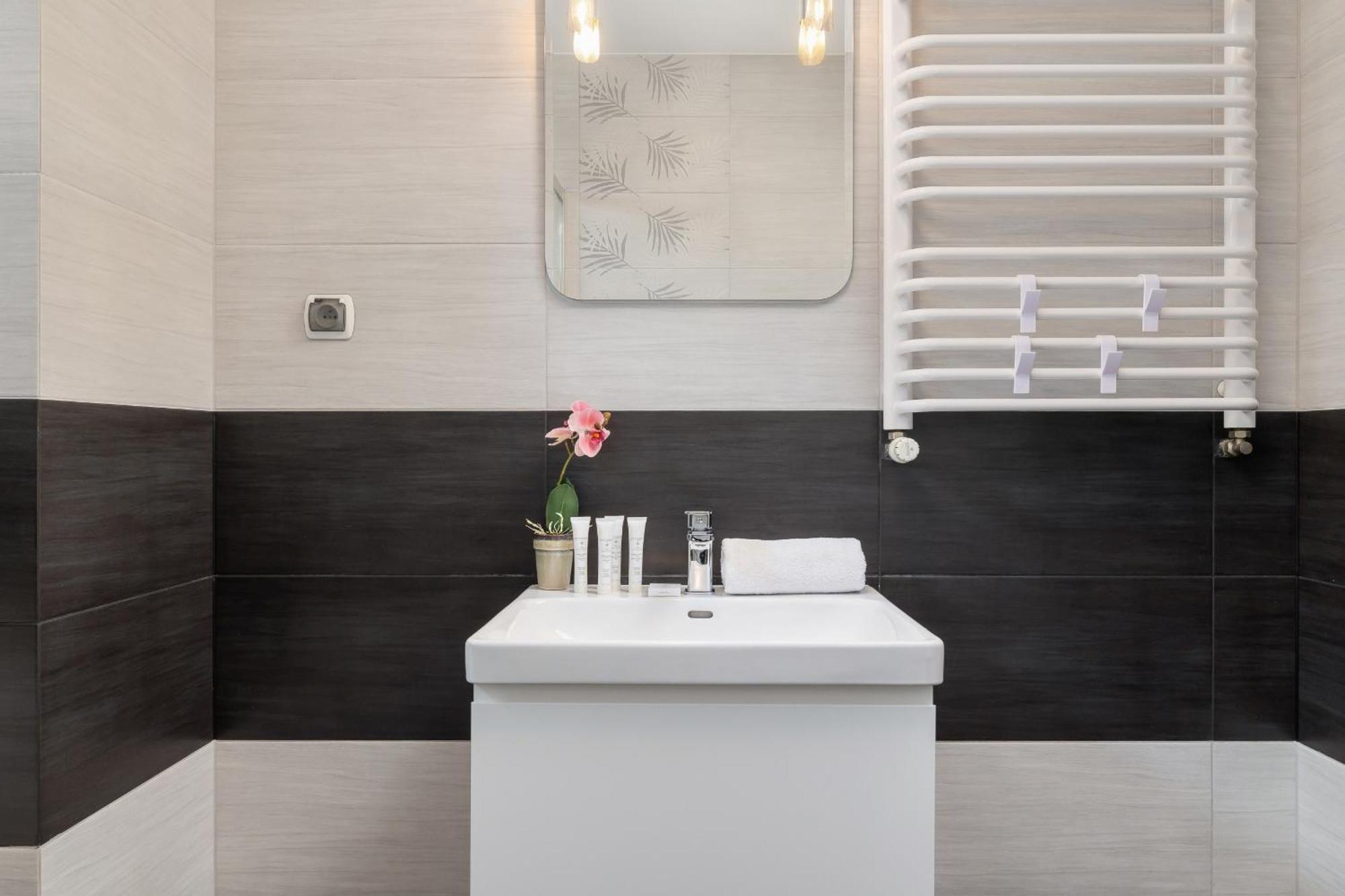 Apartment Stylish With Balcony & Parking Cracow By Renters Krakow
