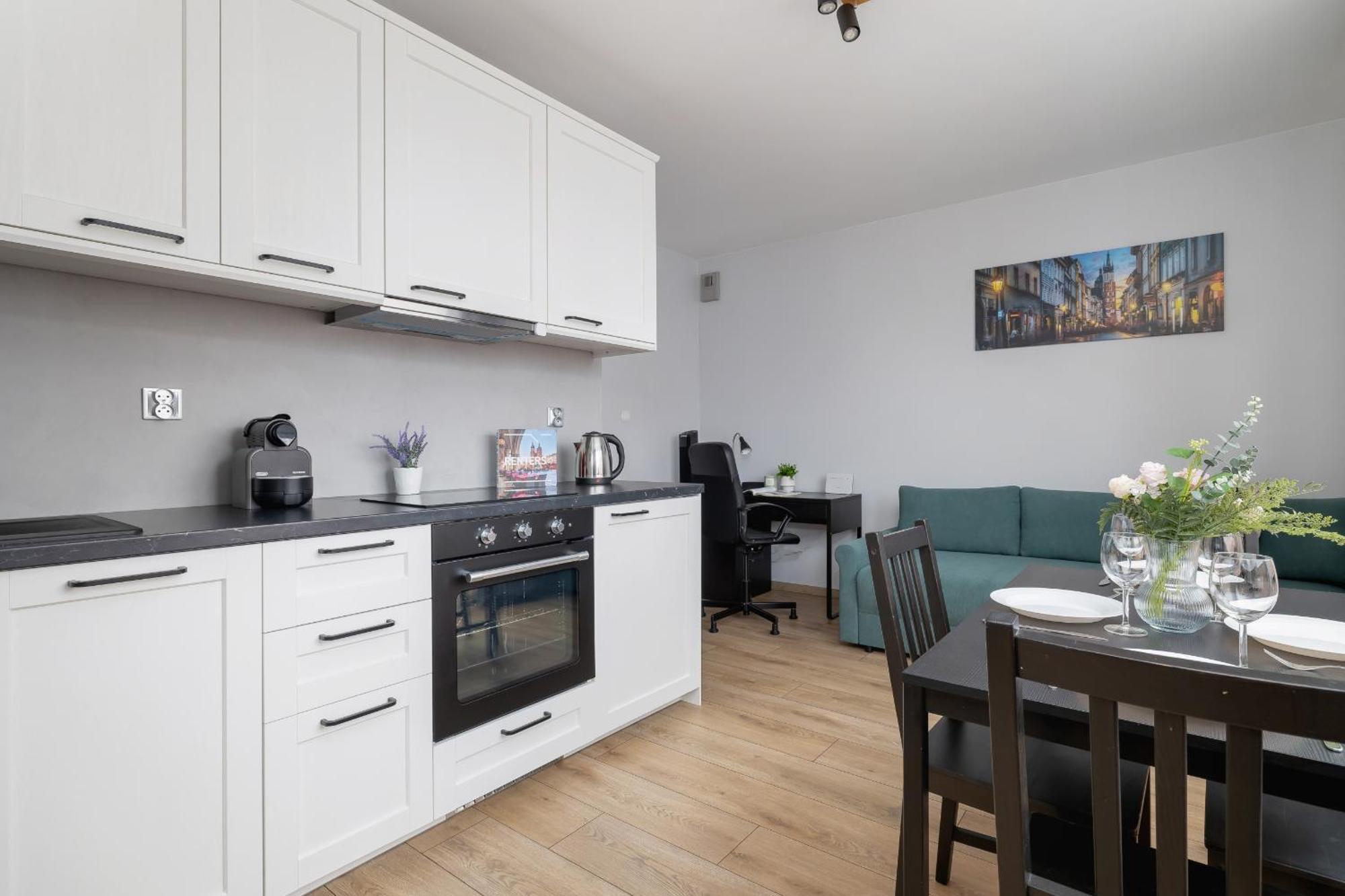 Stylish With Balcony & Parking Cracow By Renters Apartment *